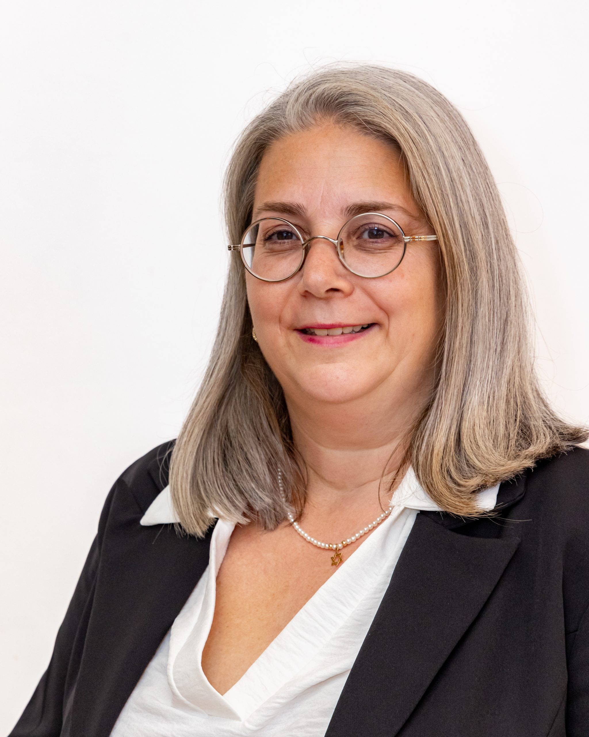 עורכת דין מיה סגל - צרו קשר